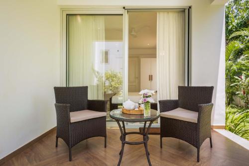 El Tesoro 2BHK Elegant Apartments in Siolim with Pool- 10 mins Drive to Assagaoにあるシーティングエリア