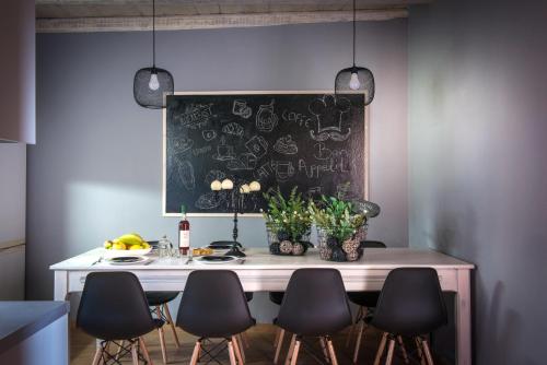 a kitchen with a table with chairs and a chalkboard at Villa Maris in Melissourgákion