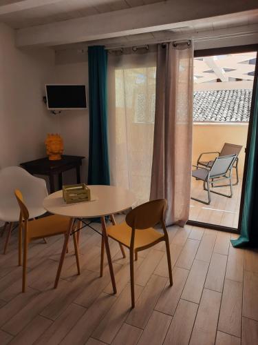 a living room with a table and chairs at Casa di Magda in Castellammare del Golfo