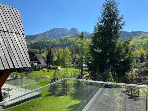 een glazen balkon met uitzicht op een berg bij VIP Chalet ZAKOPANE in Kościelisko