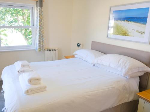 Postelja oz. postelje v sobi nastanitve Ellingham Apartments, Bordeaux Harbour, Guernsey