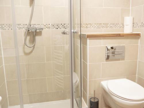 Ένα μπάνιο στο Ellingham Apartments, Bordeaux Harbour, Guernsey