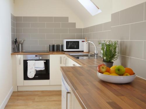 Η κουζίνα ή μικρή κουζίνα στο Ellingham Apartments, Bordeaux Harbour, Guernsey