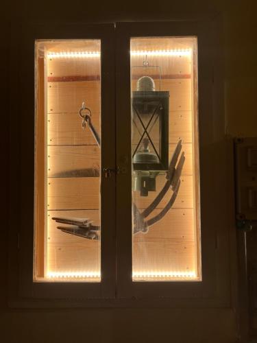 eine Tür mit einem Fenster mit einer Lampe und Werkzeug in der Unterkunft Péter Dock Boutique Villa Keszthely in Keszthely