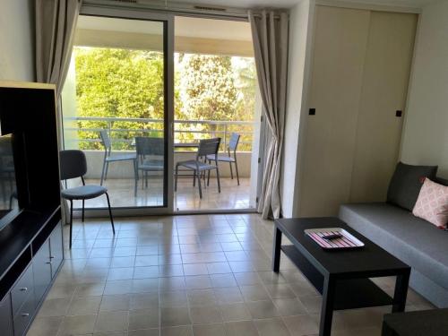 Photo de la galerie de l'établissement Appartement cosy et spacieux en bord de mer à Saint-Raphaël, en face du Port Santa-Lucia, à Saint-Raphaël