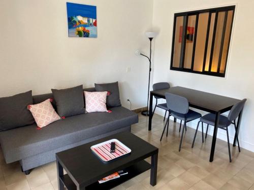 Photo de la galerie de l'établissement Appartement cosy et spacieux en bord de mer à Saint-Raphaël, en face du Port Santa-Lucia, à Saint-Raphaël