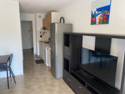 Photo de la galerie de l'établissement Appartement cosy et spacieux en bord de mer à Saint-Raphaël, en face du Port Santa-Lucia, à Saint-Raphaël