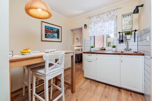 una cucina con armadietti bianchi e un bancone in legno di Apartments Villa Istria Rovinj a Rovigno (Rovinj)