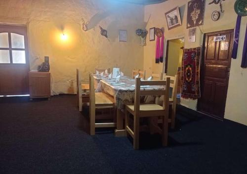 ein Esszimmer mit einem Tisch und einigen Stühlen in der Unterkunft Auberge Jbel Raids in Tagoudit