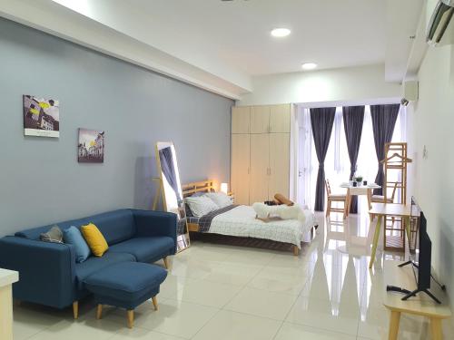 un salon avec un canapé bleu et une chambre dans l'établissement Vivo Soho Suite @ Mid Valley Old Klang Road KL, à Kuala Lumpur