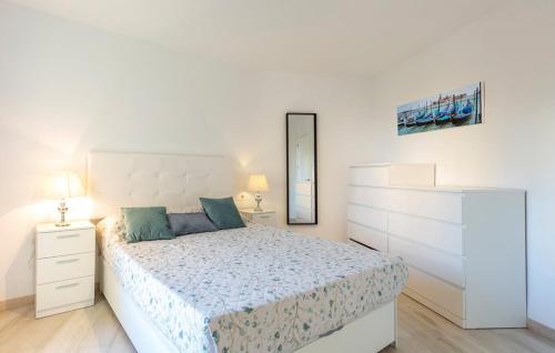 1 dormitorio con cama, tocador y espejo en ALGARROBO-COSTA, en Algarrobo Costa