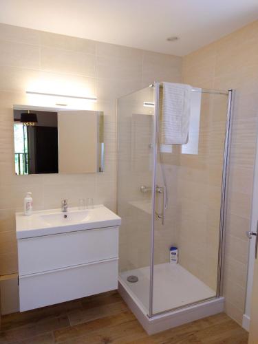 Ένα μπάνιο στο La Colline - Chambre d'hôtes - B&B