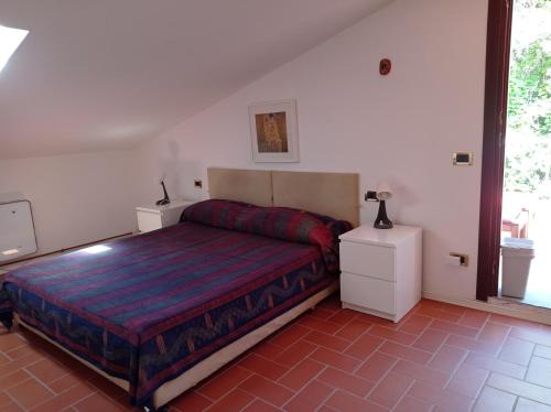 Tempat tidur dalam kamar di Tra mare e bosco nella splendida Quercianella