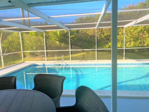 Swimming pool sa o malapit sa Luxury Stay in Jensen Beach with Heated Pool minutes to Downtown and Beaches