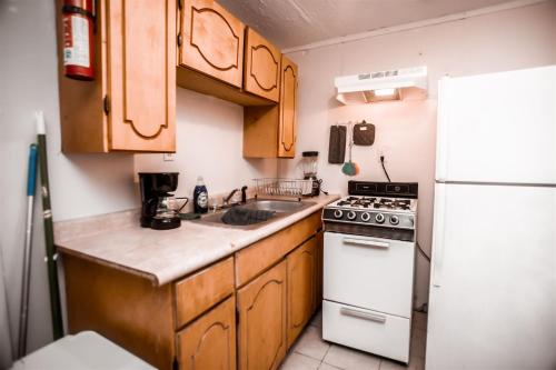 una piccola cucina con piano cottura e frigorifero di HISTORIC HILL APARTMENTS (Duplex) a Tuskegee