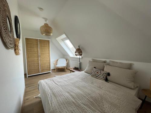 ein Schlafzimmer mit einem großen Bett und einem Fenster in der Unterkunft Lagunen Bude in Büsum