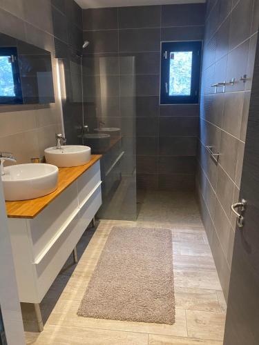 une salle de bain avec deux lavabos et une douche dans l'établissement LOCRIZEN, à Ensuès-la-Redonne