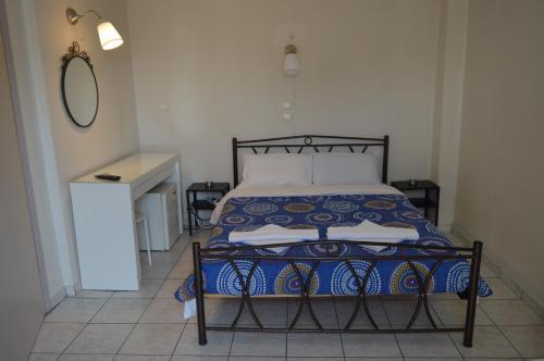 Schlafzimmer mit einem Bett, einem Tisch und einem Spiegel in der Unterkunft Albion in Athen