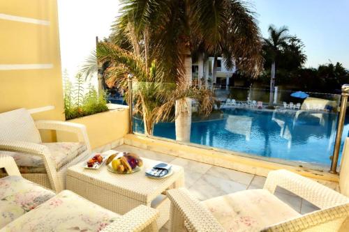 Bazén v ubytování Paradise Inn Beach Resort nebo v jeho okolí