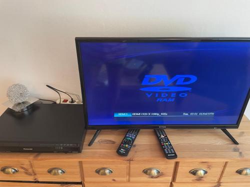 Televisyen dan/atau pusat hiburan di Relax 1