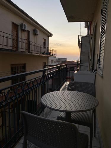 d'une terrasse avec une table et des chaises sur un balcon. dans l'établissement Casa Mary, à Tropea