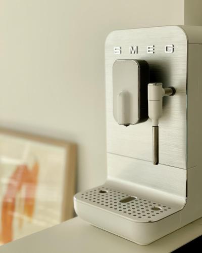 Příslušenství pro přípravu čaje a kávy v ubytování Huis van Hout - architectenwoning met grote panorama tuin - design hot tub optioneel