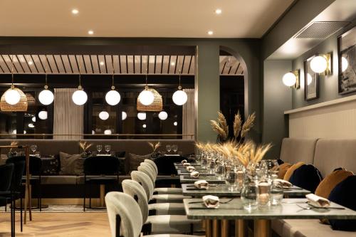 Un comedor con una mesa larga y sillas. en Le Celtique & Spa, en Carnac