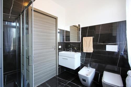 W łazience znajduje się umywalka, toaleta i prysznic. w obiekcie Palazzo Richard Leone w mieście Udine