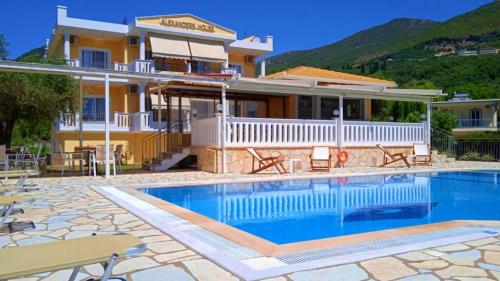 une villa avec piscine devant une maison dans l'établissement Alexander's House, à Parga
