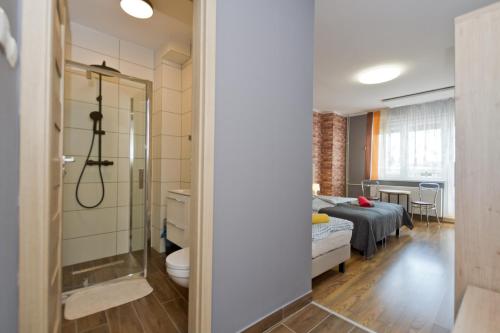 baño con ducha y 1 cama en una habitación en Pokoje Viki, en Jastrzębia Góra