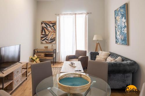 Tailor's Home by Cadiz Time