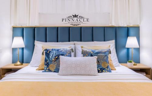 um quarto com uma cama com paredes e almofadas azuis em Exquisite Couples Delight with free bikes & parking em Split