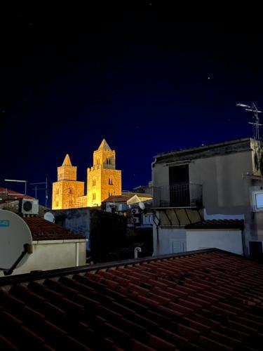 - une vue sur les toits de la ville la nuit dans l'établissement 180° view, à Cefalù