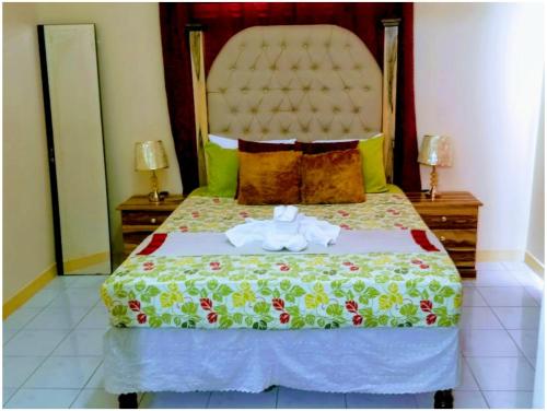 Säng eller sängar i ett rum på Caribbean estate deluxe 2
