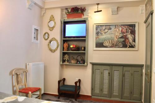 Pokój z telewizorem, oknem i krzesłem w obiekcie Βoka's House w mieście Arachova