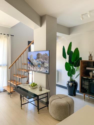 ein Wohnzimmer mit einem Tisch, einem Sofa und einer Treppe in der Unterkunft Sweet Home Apartment in Istanbul