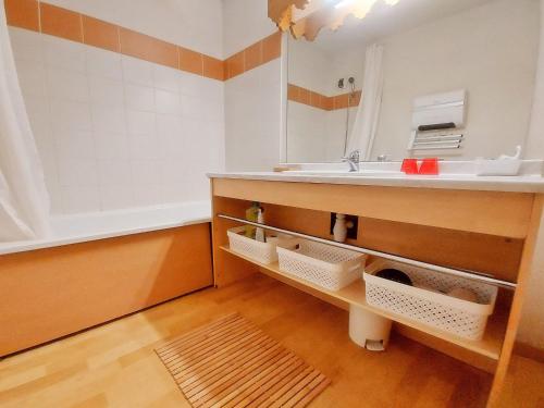 une salle de bain avec un lavabo et un miroir dans l'établissement Appartement calme avec piscines et salle de sport - FR-1-624-29, à Samoëns