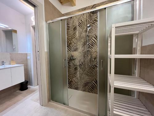 W pokoju znajduje się łazienka z przeszkloną kabiną prysznicową. w obiekcie Anfite Apartments Santa Maria w mieście Desenzano del Garda