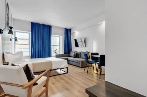 une chambre d'hôtel avec un lit et un canapé dans l'établissement INITIAL - JAMES BOND 007 - Centre ville de Quebec, à Québec
