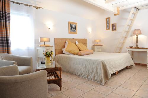 En eller flere senge i et værelse på Hôtel La Grange Aux Marmottes