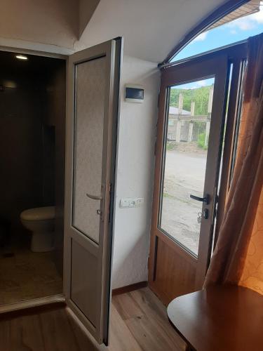 Kopalnica v nastanitvi NarVar Hotel