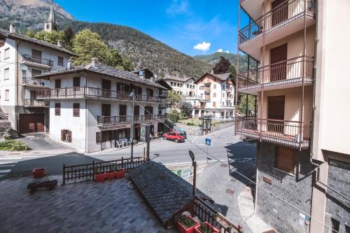 an empty street in a town with buildings at Residence Aquila - Bilo Zerbion in Brusson