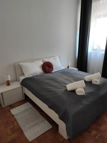 - une chambre avec un lit et 2 serviettes dans l'établissement Apartment Eda, à Pula