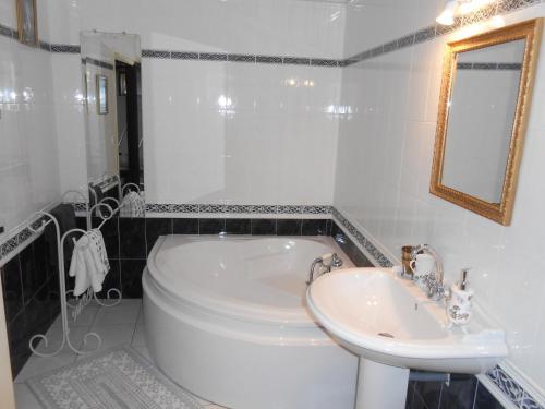 ein Badezimmer mit einem weißen WC und einem Waschbecken in der Unterkunft Maison d'Hôtes Léchémia in Salies-de-Béarn