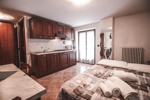 una cucina con due letti e un lavandino in una stanza di Residence Aquila - Mono Punta Valnera a Brusson