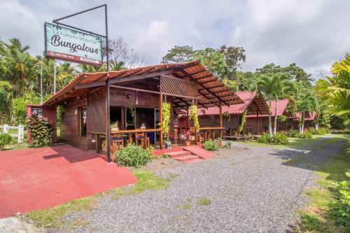 een restaurant met een bord ervoor bij La Fortuna Waterfall Bungalows in Fortuna