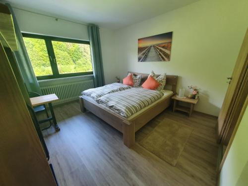 una piccola camera con letto e finestra di Ferienhaus Tüchersfeld a Pottenstein