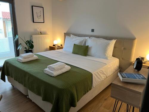 ein Schlafzimmer mit einem großen Bett mit Handtüchern darauf in der Unterkunft Casa di Somnia Luxury Suites and Villas in Marmari