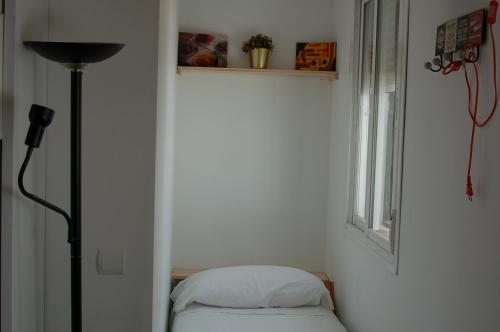 esquina de una habitación con lámpara y ventana en Ático la Azotea con terraza PRIVADA, en Sevilla