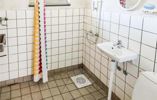 Ένα μπάνιο στο 2 Bedroom Lovely Home In Löttorp
